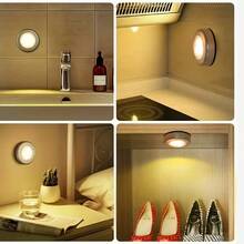 6 pezzi Luci notturne a LED senza fili argento con attivazione a pressione, calda/bianca, design a pressione rotondo, lampada da parete per illuminazione domestica, corridoio, bagno, camera da letto, cucina, armadio, scale, dormitorio (batterie non incluse) - Rivestimento in argento - Visualizzare 8
