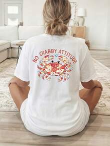 Camiseta de mujer premium [Imágenes frontales y traseras], de manga corta y cuello redondo, diseño casual con estampado de cangrejo y el texto "NO CRABBY ATTITUDE", lavable a máquina, adecua - Blanco - Ver 3