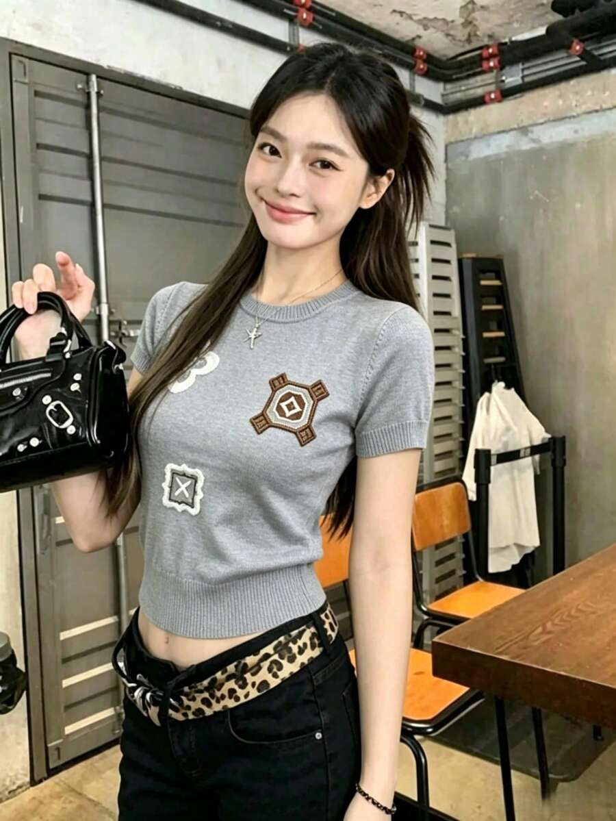 2026夏季新款女士刺绣修身短袖针织T恤,时尚灰色,韩版风格 - 灰色 - 查看 1