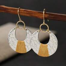 Vintage Dual-Tone Embossed Fan-Shaped Earrings, Suitable For Women's Daily Commute, Dating, Niche Atmosphere, Bohemian Style Earrings - Two-color - View 1