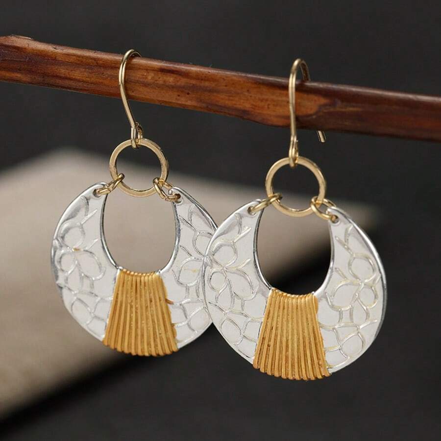 Vintage Dual-Tone Embossed Fan-Shaped Earrings, Suitable For Women's Daily Commute, Dating, Niche Atmosphere, Bohemian Style Earrings - Two-color - View 1