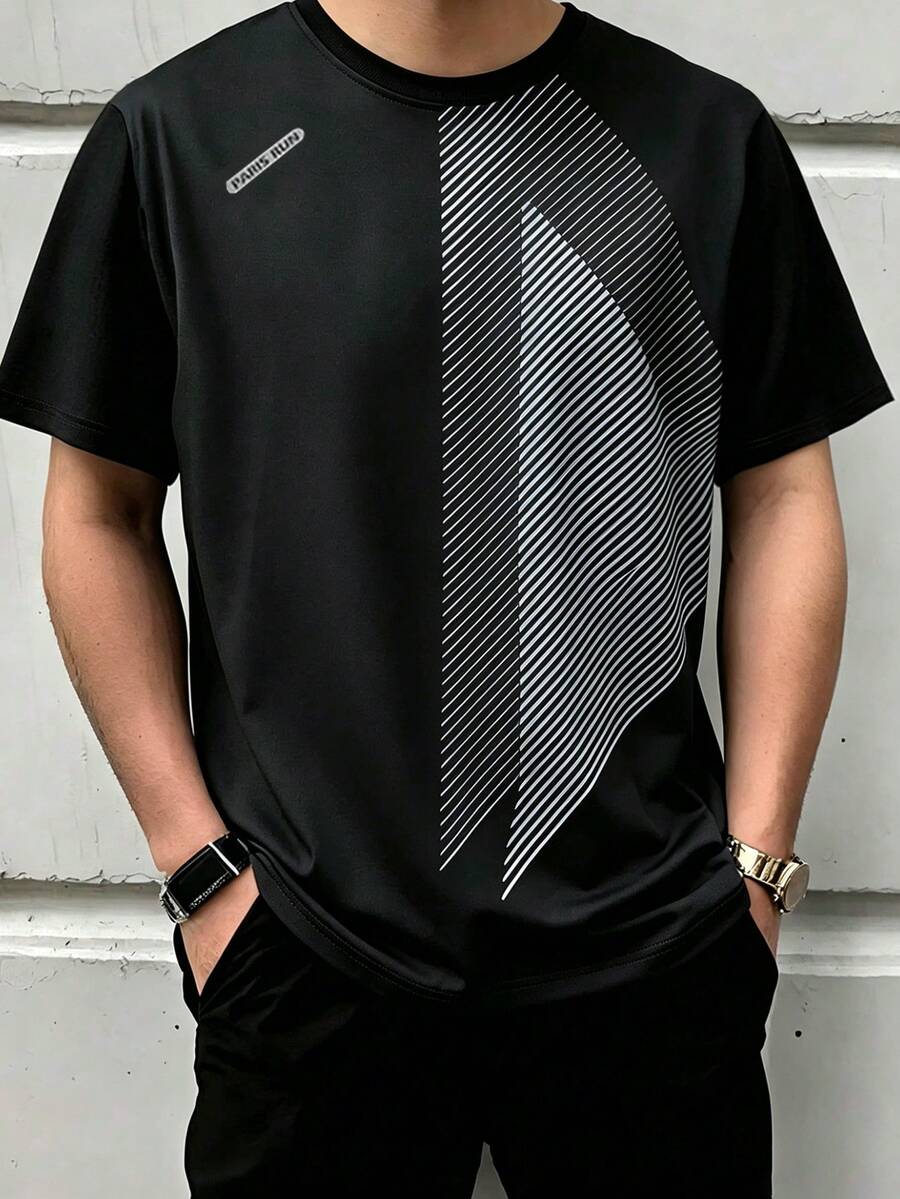 Camiseta Casual de Manga Curta com Estampa Listrada Masculina, Versátil para Esportes ao Ar Livre e Uso Diário, Camiseta de Verão - Preto - Visão 1