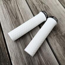 AOFDA Universal 135MM Mountain Bike Handlebar Grips Rubber Granular Anti-Slip Shock-Absorbing Wear-Resistant Sealed Lock-Ring Fixed Dirt Bike Grips Professional Cycling Bicycle Handlebar Accessories - Multicolor - View 17