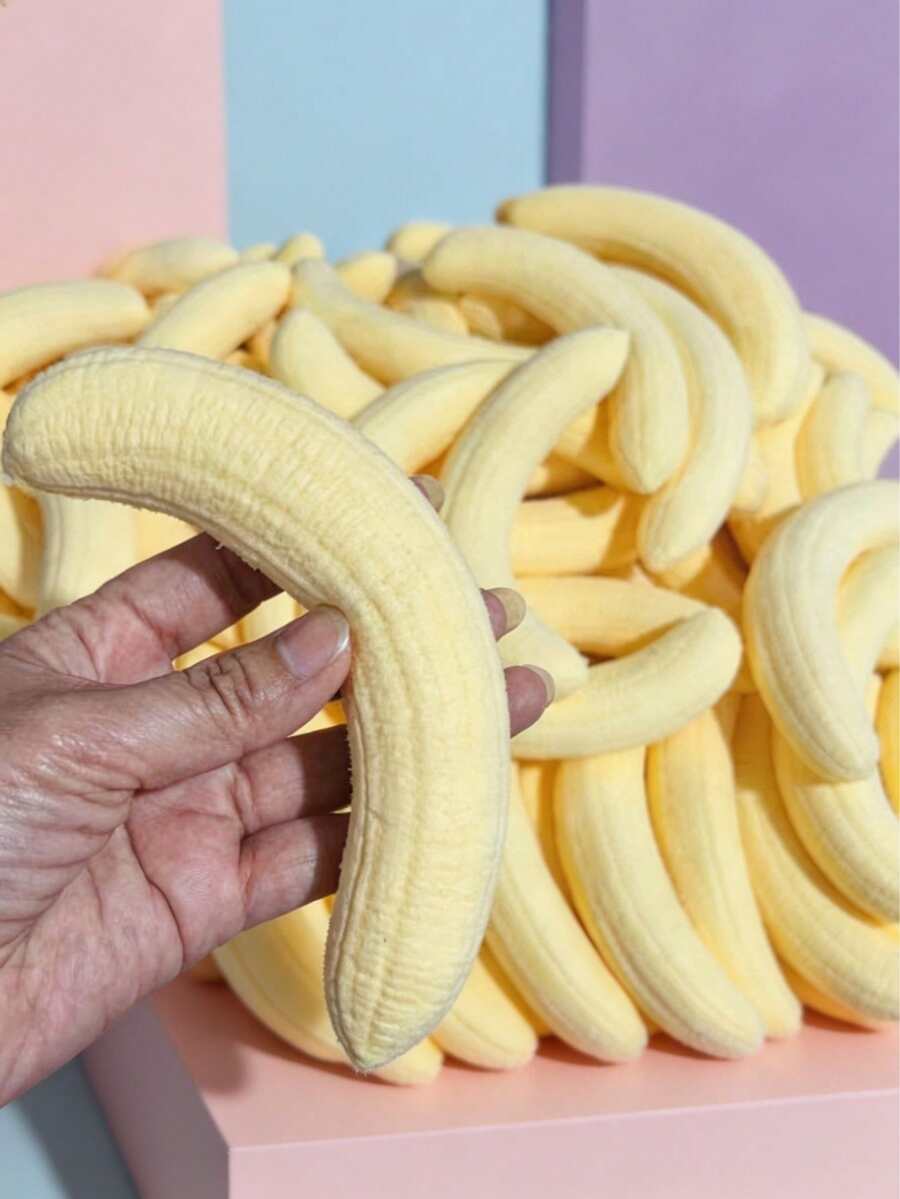 逼真香蕉慢回彈捏捏樂，食物造型壓力緩解慢回彈蛋糕香蕉軟捏捏，柔軟滋潤觸感慢回彈捏捏，緩解壓力，適合送給朋友和家人