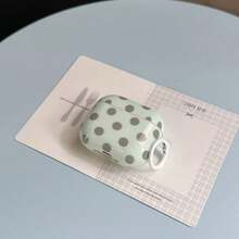 粉色圓點極簡設計耳機保護套 + 掛環組，適用於 Apple AirPodsPro2/AirPodsPro/AirPods4/AirPods3/AirPods2 - 乳黃色 - 查看 2