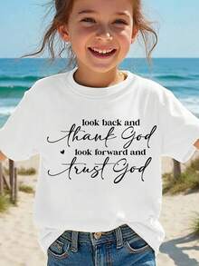 Camiseta de manga corta para chicas, moda de verano, con estampado de corazón y la frase "MIRA ATRÁS Y AGRADECE A DIOS, MIRA HACIA DELANTES Y CONFÍA EN DIOS", estilo casual y versátil, model - Blanco - Ver 1