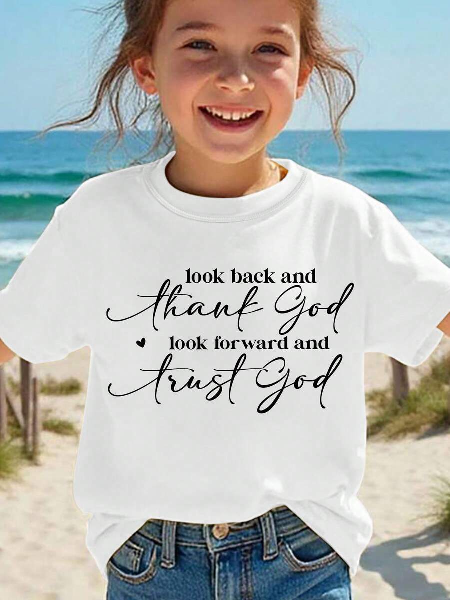 Camiseta de manga corta para chicas, moda de verano, con estampado de corazón y la frase "MIRA ATRÁS Y AGRADECE A DIOS, MIRA HACIA DELANTES Y CONFÍA EN DIOS", estilo casual y versátil, model - Blanco - Ver 1