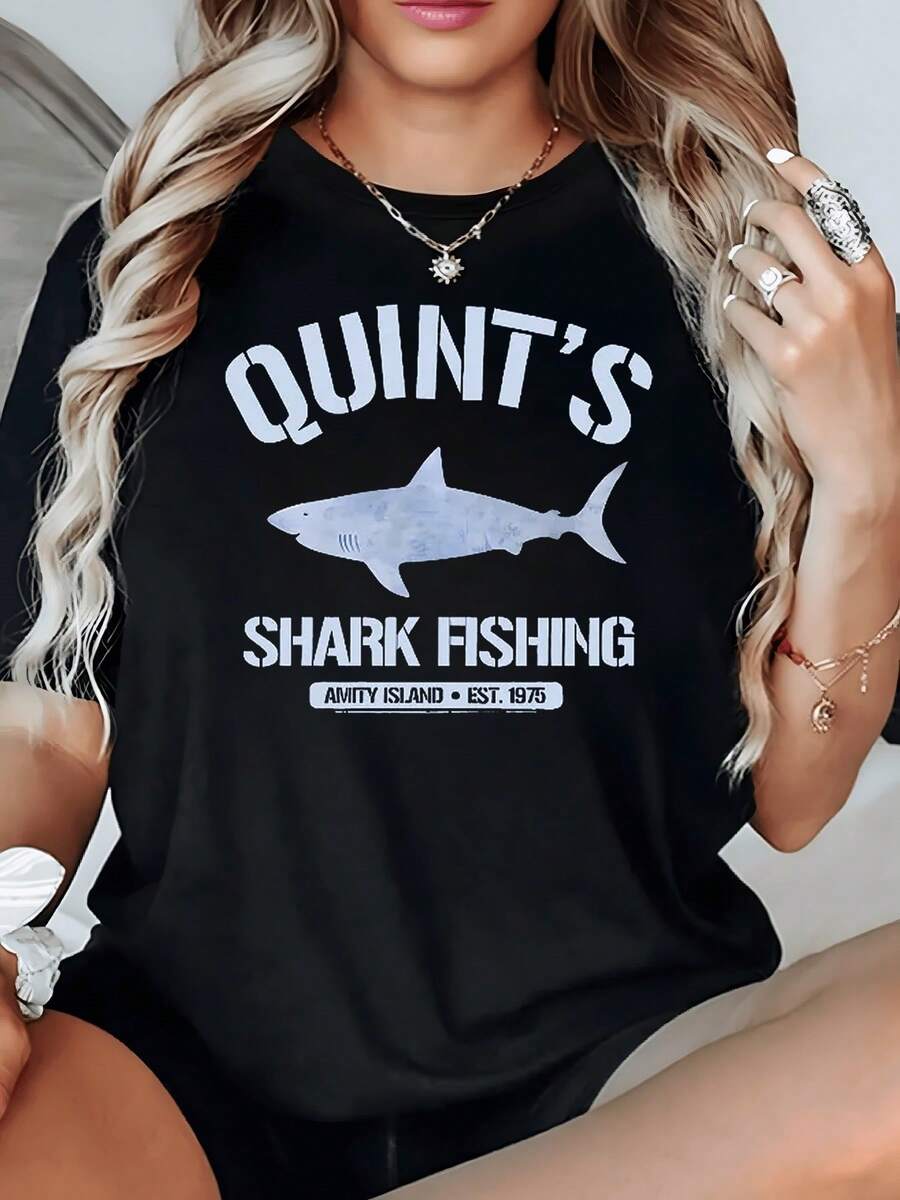 Tiburón saltando sobre olas representa fuerza y aventura camiseta de mujer con estampado moderno y texto vintage ideal para uso casual y comodidad diaria - Negro - Ver 1