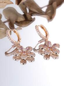 Vanel 1 par de pendientes de aro colgantes de lujo con flor de cinco pétalos dorada, microincrustados con circonita cúbica blanca y circonita cúbica púrpura en forma de baguette, para boda & uso diario - amarillo dorado-violeta - Ver 2