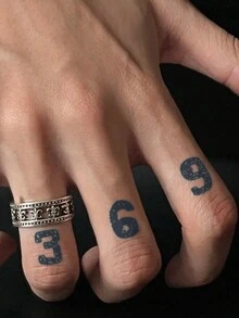 1 Stück Herren Tattoo Temporäre Tattoos Semi Permanente Tattoo Nummer Y2K Wasserdicht Schweißfest Hält 1-2 Wochen Realistisch Kräutersaft Reibungsfest Nicht Reflektierend Schwarz Für Frauen Und Männer Tattoo Aufkleber Für Arm, Brust, Bein, Bauch, Taille - KJ - Übersicht 2