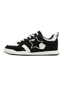 Q-AND Tênis Esportivo de Skate Plano com Patchwork de Lona em Contraste Preto e Branco para Homens 2026 Novo Decoração de Estrela Cano Baixo com Cadarço Clássico Versátil Tênis Esportivo Casual, Design Original para Uso Diário, Estilo Único - Preto e Branco - Visão 2