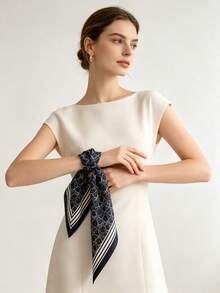 Moemton Foulard en soie bleu marine vintage avec imprimé lettres, foulard de cou élégant avec bordure rayée, convient pour les occasions sophistiquées - Noir - Voir 5