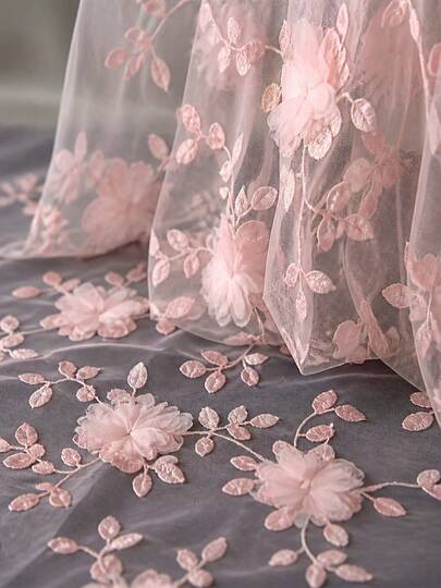 Tela de Tul con Encaje Bordado Floral 3D en Rosa Rubor, Tela de Malla Transparente con Patrón de Enredadera Floral Aplicada, Adecuada para Vestidos de Novia, Velos Nupciales, Vestidos de Noche, Faldas, Cortinas, Costura DIY, Decoración de Fiestas, Tela para Ropa, Se Vende por Yarda
