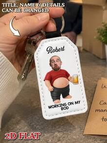1個 2D平面鑰匙圈「Working On My Bod」父親節幽默禮物，可客製姓名，趣味家庭紀念品 - As Shown - 查看 2
