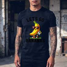 Banana con gafas de sol y balón de fútbol diseño gráfico camiseta ajustada para hombre estilo urbano & casual camiseta para hombre - Negro - Ver 1