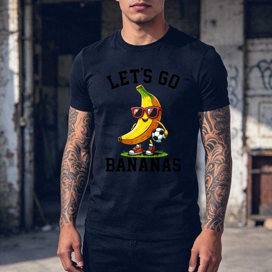 Banana con gafas de sol y balón de fútbol diseño gráfico camiseta ajustada para hombre estilo urbano & casual camiseta para hombre - Negro - Ver 1