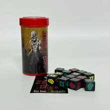 殭屍骰子遊戲--快節奏且易於學習的骰子遊戲，包含 1 個骰子杯和 13 個精美骰子 | 冒險博弈玩法 | 適合聚會、派對或家庭與朋友遊戲之夜 | 每輪僅需 10–20 分鐘，非常適合快速遊戲 | 有趣且刺激的遊戲 - 彩色 - 查看 8