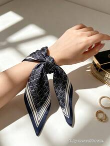 Moemton Foulard en soie bleu marine vintage avec imprimé lettres, foulard de cou élégant avec bordure rayée, convient pour les occasions sophistiquées - Noir - Voir 6