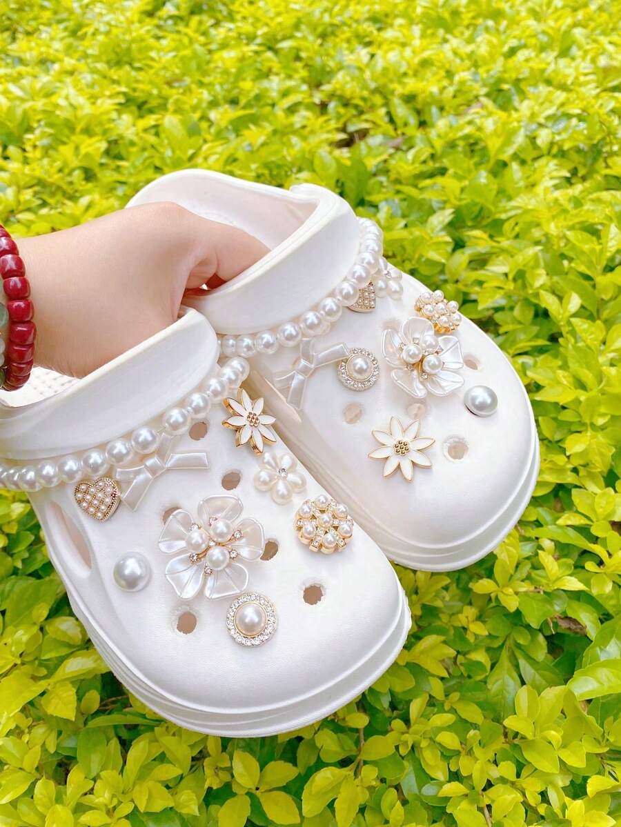 18件裝時尚百搭珍珠鏈花朵、蝴蝶結、愛心等可拆卸DIY鞋飾,女款涼鞋配件、拖鞋、沙灘包多功能鞋夾配件,適合度假與生日派對禮物 - 金色 - 查看 1