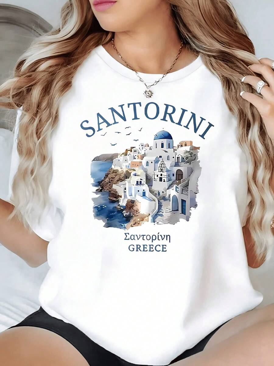 Paisaje costero de Santorini con casas blancas y cúpulas azules sobre el mar Mediterráneo camiseta de mujer casual con motivo veraniego y aire griego elegante - Blanco - Ver 1