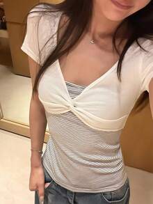 女款對比色扭紋條紋V領二合一短袖T恤，夏季修身顯瘦慵懶風上衣，白色 - 白色 - 查看 4