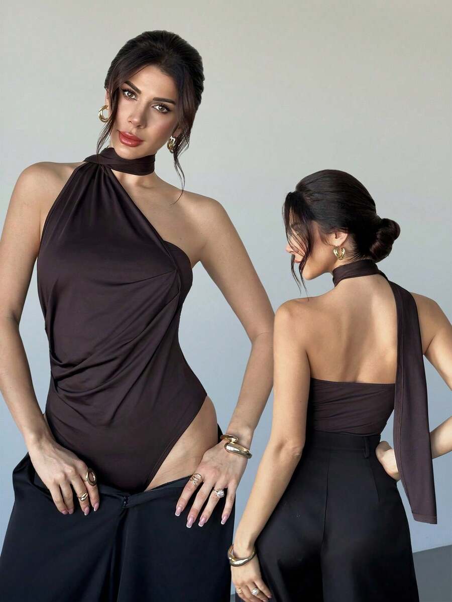 Body asimétrico con cuello de volantes en color marrón moca para mujer, body de moda para primavera, verano, otoño e invierno, adecuado para ir al trabajo, elegante, sexy, vacaciones - Café integral - Ver 1