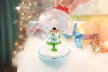 MGA Entertainment MGA's Miniverse Make It Mini , The Grinch Dr. Seuss, Mini Collectibles, Mystery Blind Packaging, Seasonal, DIY, Crafts, Resin Play, Replica Food, NOT Edible, Collectors, Gift(Random) - Multicolor - View 5