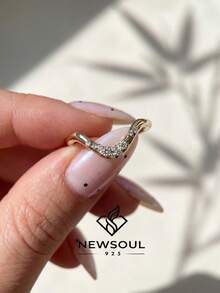 1枚优雅V形闪亮锆石戒指，925纯银材质，时尚女性的理想礼物，适合舞会、聚会和派对等场合佩戴。 - v字閃鑽戒指 - 查看 4