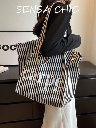Túi tote vải canvas kẻ sọc tối giản in chữ thời trang, thiết kế dáng rộng thoải mái. Chất liệu vải nhẹ và tông màu trung tính dễ phối đồ, phù hợp cho đi học, đi làm hoặc du lịch.
