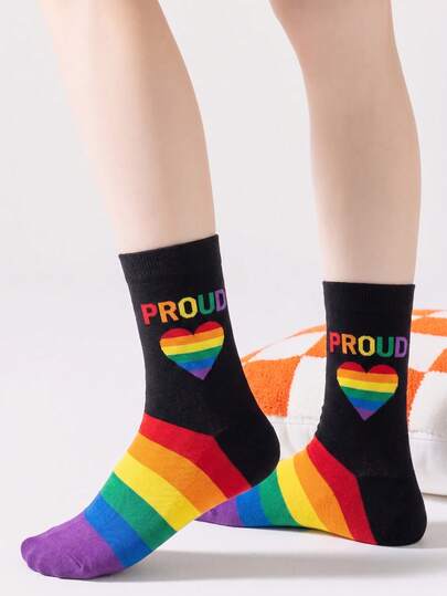 1/3 זוגות גרביים שחורות LGBTQ Pride עד אמצע השוק, הדפס אותיות במעבר צבעי קשת, גרבי סריג קז'ואל רחוב עם שוליים מפוספסים