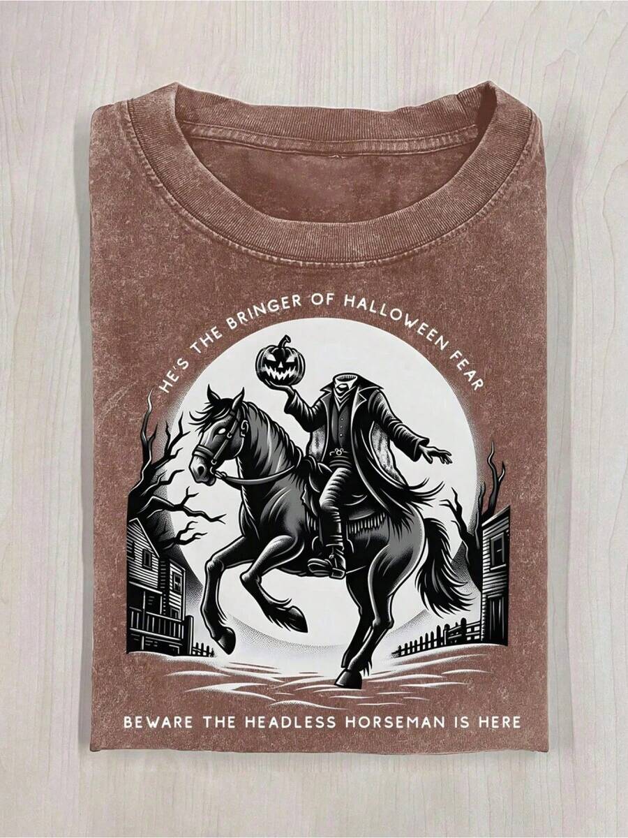 Camiseta vintage lavada de primera calidad, regalo de disfraz de Halloween, con las palabras "Él es el mensajero del miedo de Halloween, cuidado con el caballero sin cabeza" impresas en la p - Café integral - Ver 1