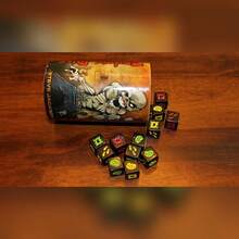 殭屍骰子遊戲--快節奏且易於學習的骰子遊戲，包含 1 個骰子杯和 13 個精美骰子 | 冒險博弈玩法 | 適合聚會、派對或家庭與朋友遊戲之夜 | 每輪僅需 10–20 分鐘，非常適合快速遊戲 | 有趣且刺激的遊戲 - 彩色 - 查看 6