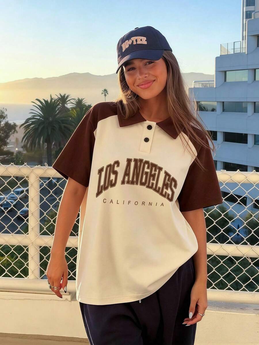 一件复古洛杉矶字母印花少女Polo衫,杏色和黑色撞色领,插肩袖设计。清爽休闲的短袖款式,时尚舒适亲肤,适合春夏穿着。 - 棕色 - 查看 1