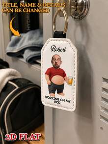 1個 2D平面鑰匙圈「Working On My Bod」父親節幽默禮物，可客製姓名，趣味家庭紀念品 - As Shown - 查看 3