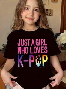 Una camiseta de manga corta con la impresión 'Just a Girl Who Loves K-Pop', perfecta para chicas jóvenes a la moda, con estilos de moda coreana y asequibles para niños pequeños. - Blanco - Ver 1