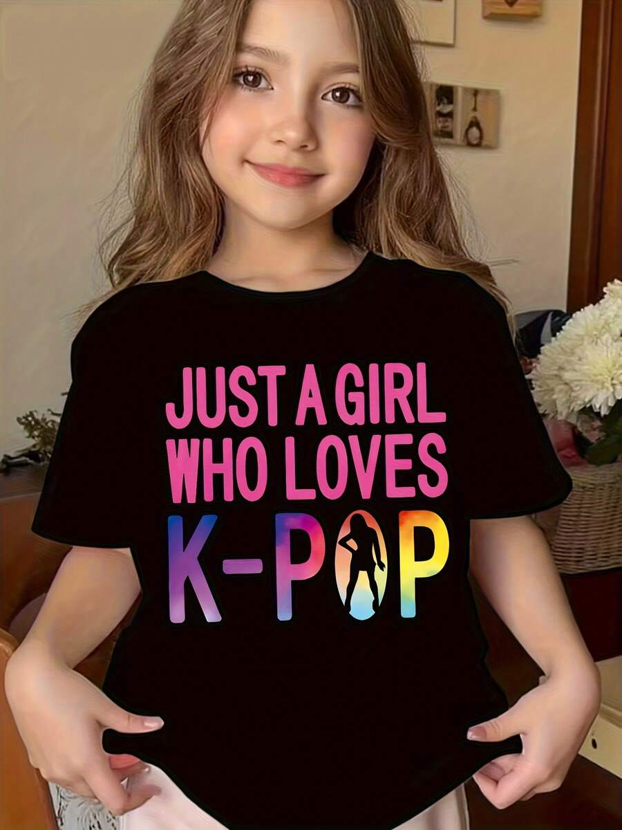 Una camiseta de manga corta con la impresión 'Just a Girl Who Loves K-Pop', perfecta para chicas jóvenes a la moda, con estilos de moda coreana y asequibles para niños pequeños. - Blanco - Ver 1
