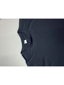 Una camiseta de manga corta de verano con un estampado de gato samurái en un estilo retro Ukiyo-E elegante, adecuada tanto para hombres como para mujeres. El diseño muestra un P - Negro - Ver 4