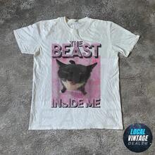 T-shirt con stampa oversize, t-shirt vintage retrò, t-shirt Mondiale 2026, t-shirt estetica Y2K, La bestia dentro di me t-shirt, t-shirt divertente con volto di gatto, t-shirt con motivo retrò Y2K anni '90, t-shirt satirica - 1 - Visualizzare 1
