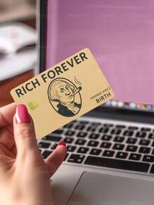 1 قطعة ملصق بطاقة ائتمان Always Rich لحماية الخصوصية، غلاف بطاقة من مادة PVC مقاوم للبصمات والخدش والتآكل، هدية عيد ميلاد لحفلة نخبة وول ستريت، مناسب للرجال والنساء والأزواج، لبطاقات الشريحة الصغيرة وبطاقات بنك Baidofu، ملصق ديكور لبطاقة الائتمان وبطاقة النقل وبطاقة الطالب الجامعية، DIY مخصص - النوع أ - مشاهدة 6