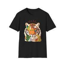 Camiseta con Retrato de Tigre Colorido |   Collage Abstracto de la Selva - Negro - Ver 1
