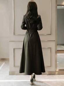 Vestido largo con botones delanteros, bolsillos y cinturón de unicolor elegante para primavera - Verde militar - Ver 2