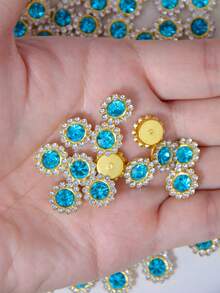 10-200 piezas Flores de strass azul lago de 12 mm, con un centro de strass azul lago rodeado de pequeños strass blancos, en un patrón de girasol. Flores de strass brillantes, accesorios de manualidades DIY, perfectos para tocados florales y decoración de ropa. - Flor de diamantes de imitación azul lago de 12 mm - Ver 5
