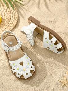 1 Pair Girls Butterfly Pearl Floral Embroidery Heart Cutout PU Peep Toe Ankle Strap Flat Cute Sandals For Summer Party Vacation - Beige - View 3