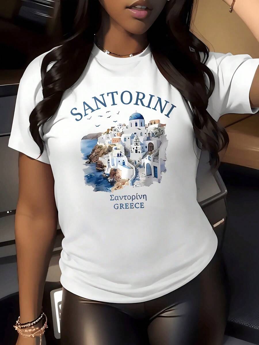 Casas blancas con cúpulas azules sobre acantilados junto al mar representan la belleza de Grecia en esta camiseta de mujer - Blanco - Ver 1