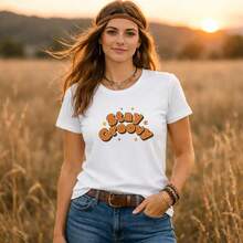 Camiseta Stay Groovy |   Tipografía retro de los años 70, texto naranja, estilo vintage |   Afirmación de Salud Mental |   Camiseta Minimalista con Frase Positiva - Blanco - Ver 1