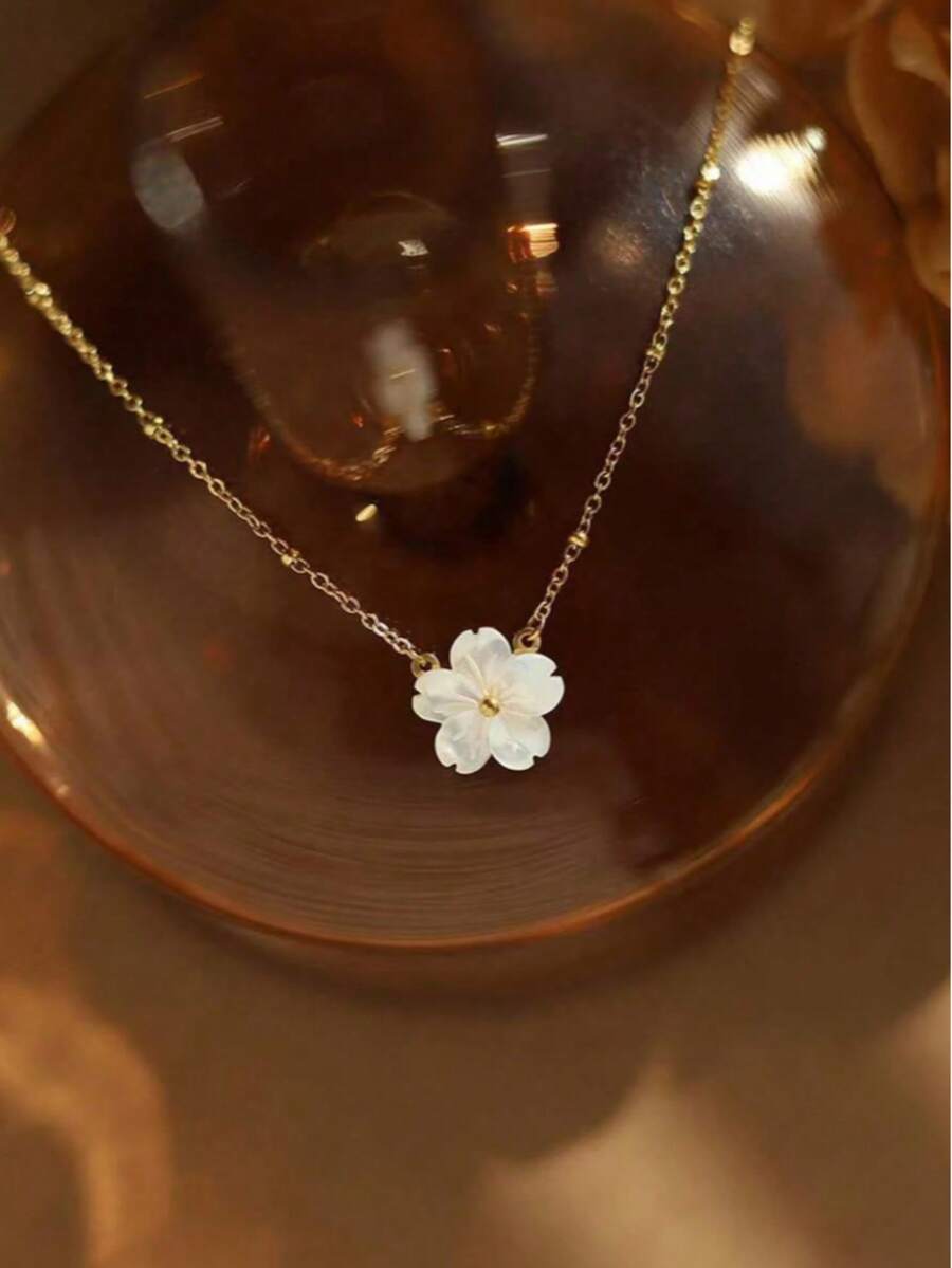 1pc Stainless Steel Romantic White Shell Flower Pendant Necklace, French Vintage Clavicle Chain, Elegant Daily Accessory For Women, Suitable For Christmas, Halloween, Thanksgiving, Valentine's Day, Birthday And Other Holiday Gifts - Flower Necklace - View 1
