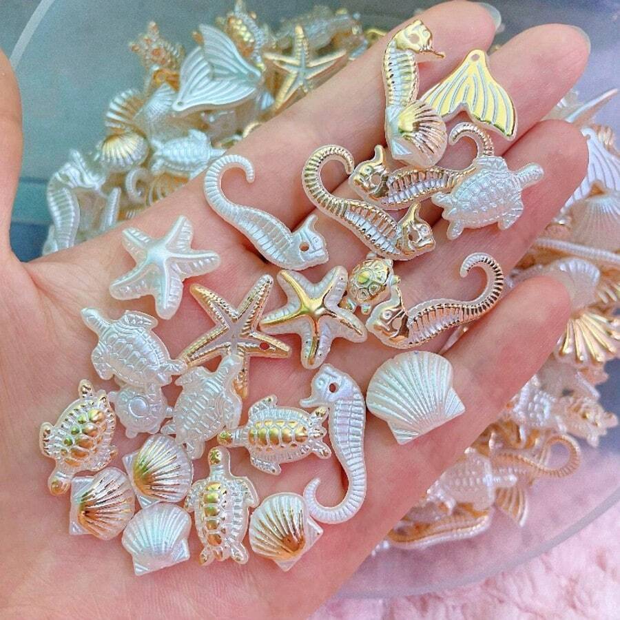20/50顆裝壓克力珠組，包含海星、海馬、蝸牛與魚類等多種海洋生物造型，適合DIY手工珠寶製作