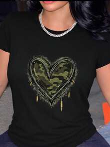 Una camiseta casual de manga corta, diseñada con un estampado de corazón de camuflaje, perfecta para la primavera y el verano, especialmente diseñada para mujeres. - Negro - Ver 2