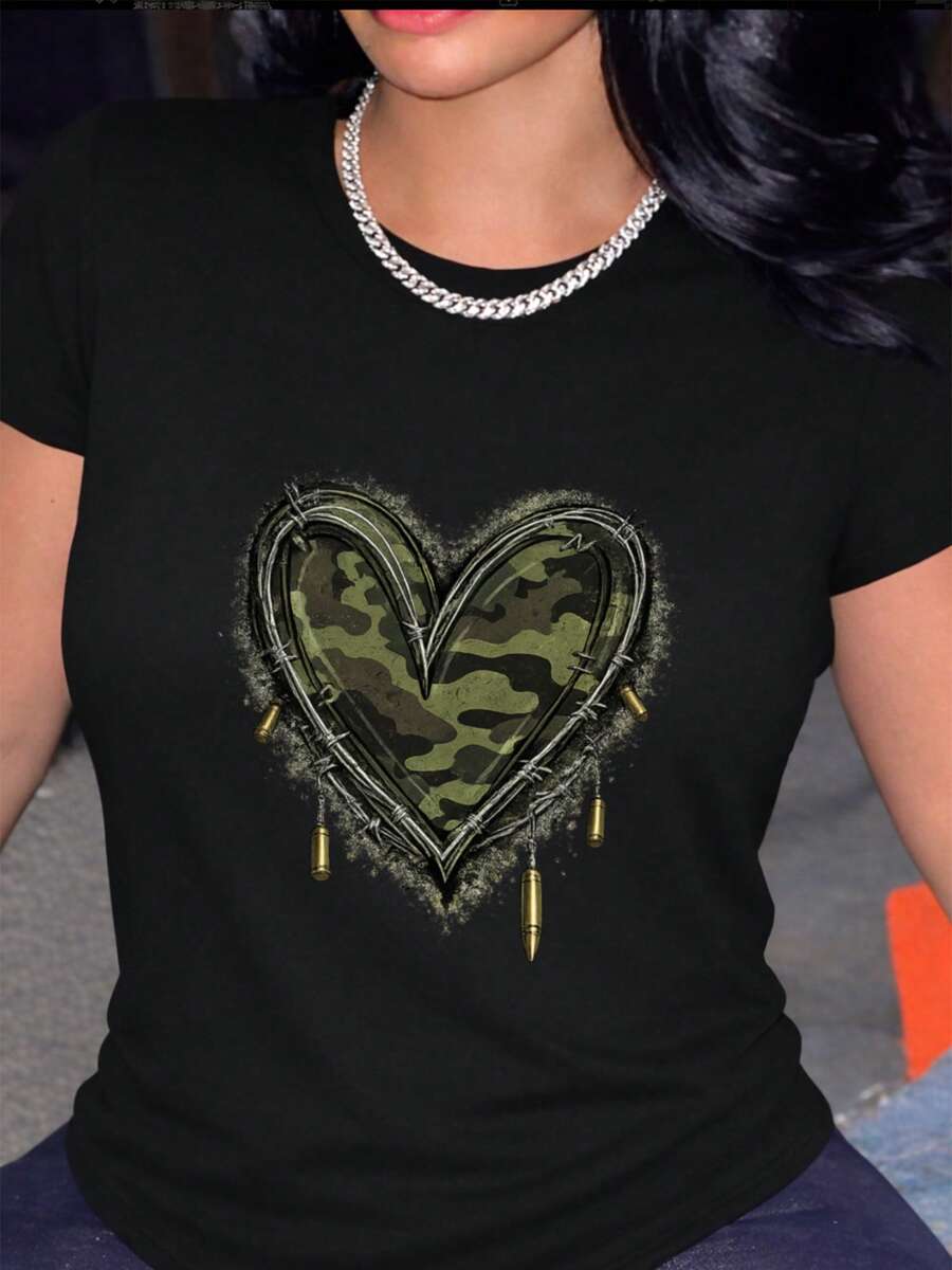 Una camiseta casual de manga corta, diseñada con un estampado de corazón de camuflaje, perfecta para la primavera y el verano, especialmente diseñada para mujeres.
