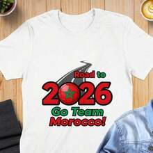 Camiseta de uso diario 2026 con balón de fútbol con bandera de Marruecos y texto "Go Team Morocco", transpirable para uso diario unisex - Blanco - Ver 1